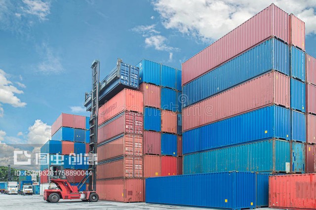 进口博览会中的高效物流 叉车装卸集装箱的实践与意义